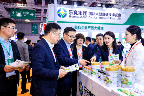 乐竟集团出席国际大健康产业博览会，展台前众多参观者驻足交流